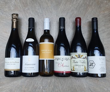 6 different bottles of wine. From left to right, 1 bottle of Crémant de Loire, 1 bottle of Sancerre, 1 bottle of Bianco, 1 bottle of Domaine Les Aphillanthes, 1 bottle of Cinsault and a bottle of Ministry of Clouds Shiraz.