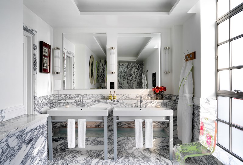 Double sinks in a bathroom with symmetrical mirrors above