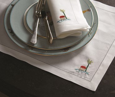 Napkin, plate and placemat set up