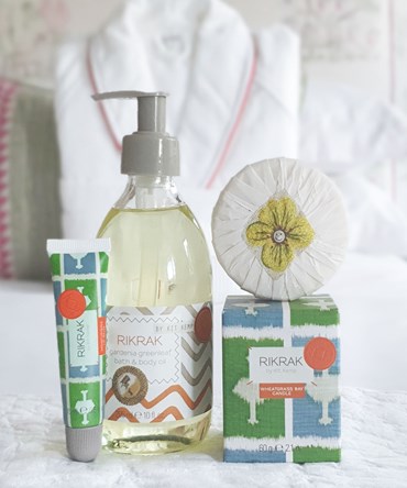 Mini Wheatgrass Bay candle
Bath and Body Oil
Lip Balm
Bathrobe
Large gardenia sandalwood soap