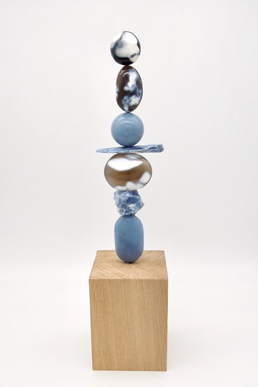 TOTEM 42 is entirely unique made from the following precious crystal stones:
From the top – 2 x Orca Agate, Angelite Raw, Blue Kyanite, Orca Agate, Raw Blue Calcite, and Angelite. The stones are supported on a central support sitting on an oak base.