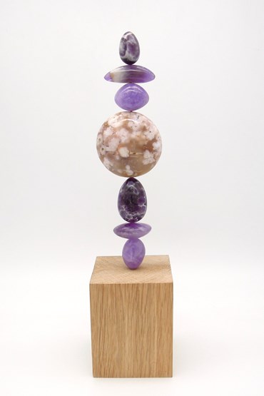 TOTEM 48 is entirely unique made from the following precious crystal stones:
From the top – 3 x Amethyst, Flower Agate, 2 x Amethyst. The stones are supported on a central support sitting on an oak base.