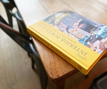 Sj. Axelby's book, displayed on a table ( closed)