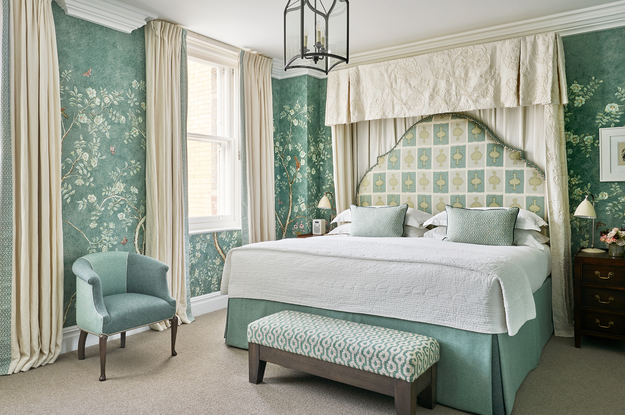 Queen Room photo 2