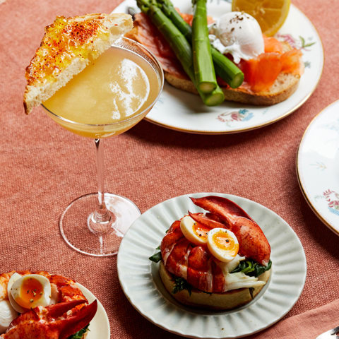 A close up image of the breakfast with Oscar cocktail and and the lobster with poached egg from the Oscar, Charlotte Street Hotel brunch menu.