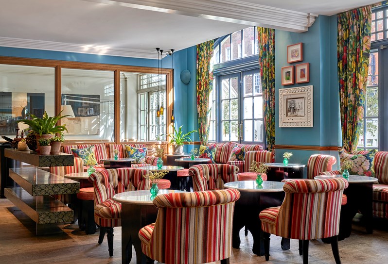 Oscar Bar. A selection of striped sofas and armchairs around small bar tables.